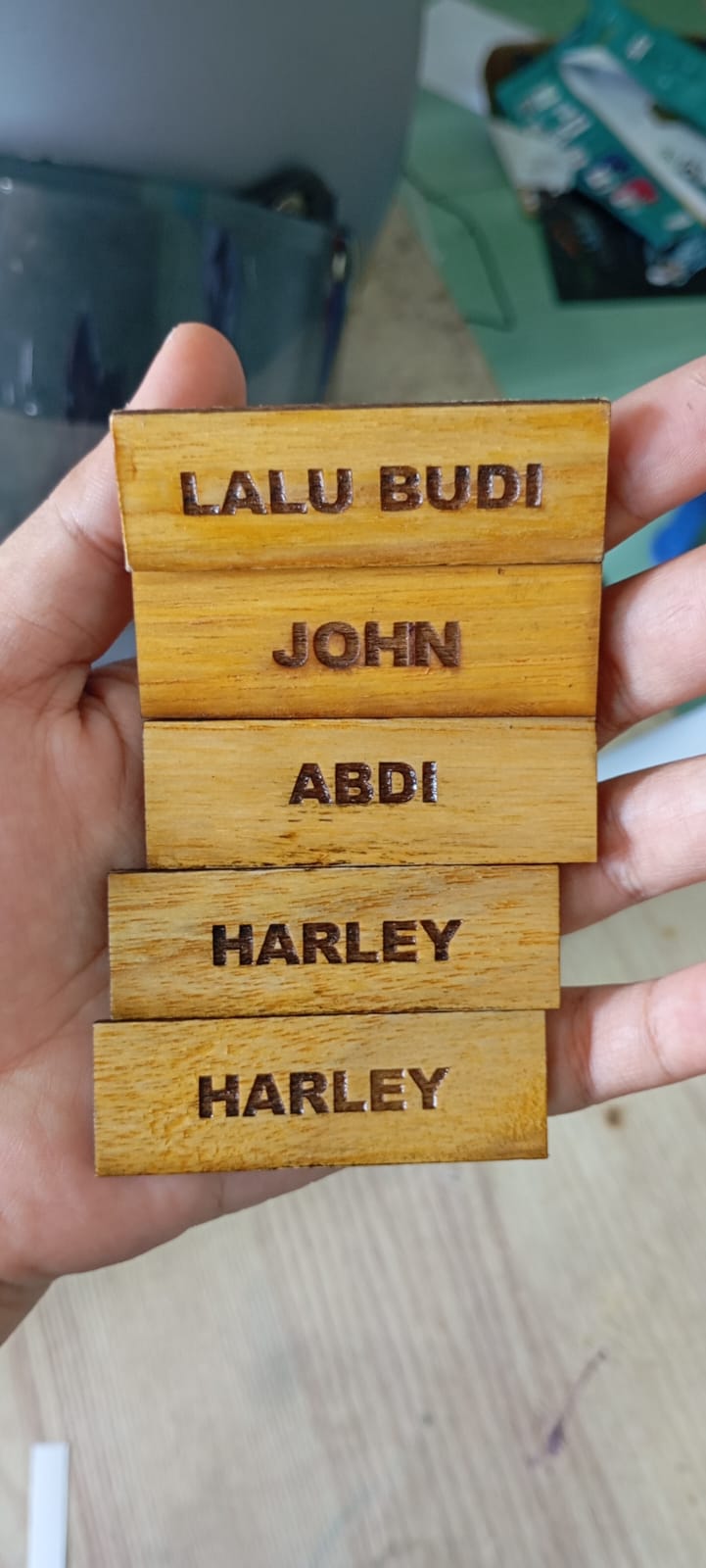 NAME TAG KAYU PENITI